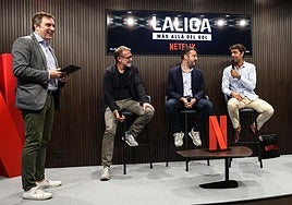 Xabi Prieto ejerció de anfitrión de la Real en la presentación del 'capítulo txuri-urdin' en el Reale Arena.