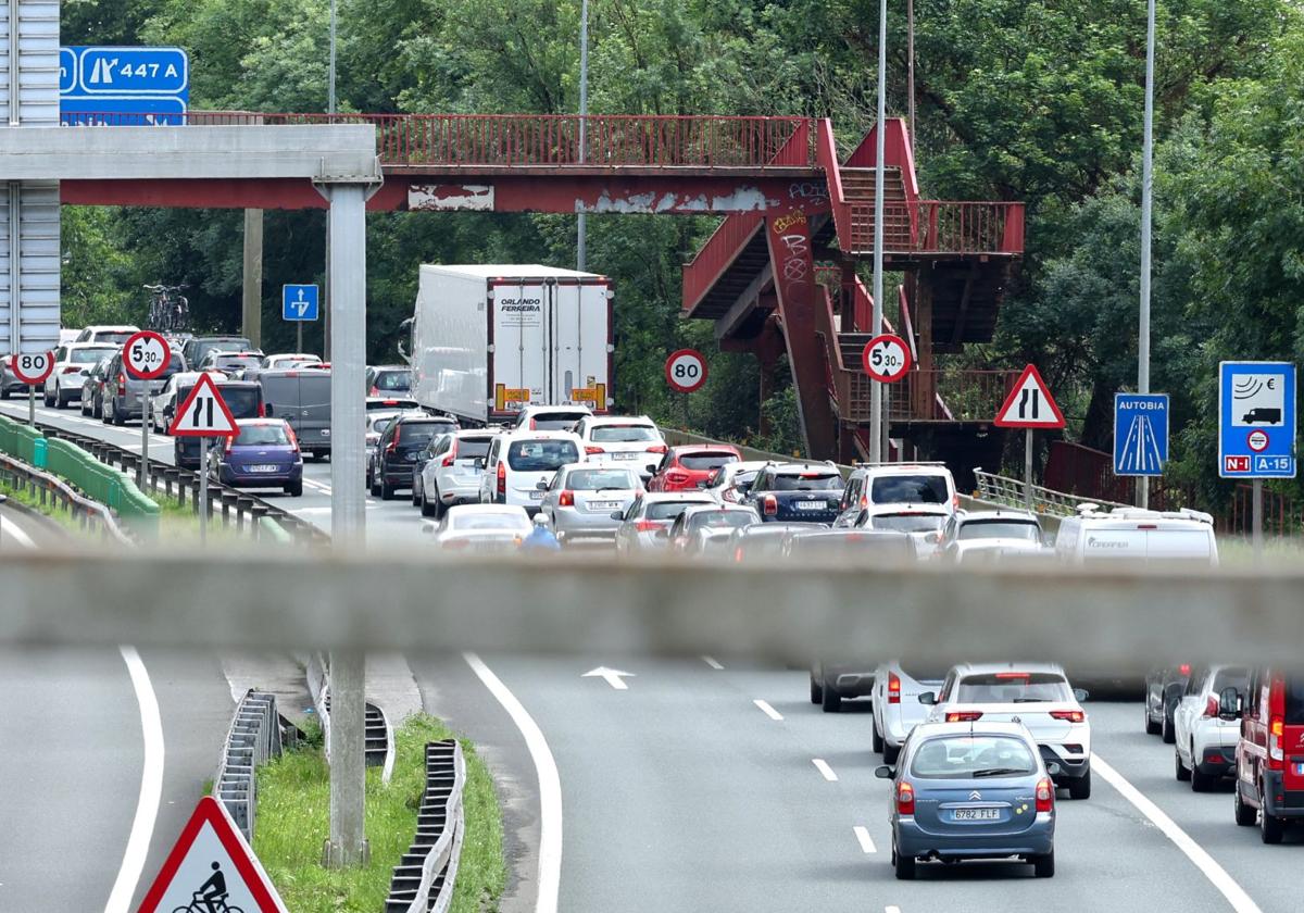 Imagen de las retenciones de tráfico que se generaron tras el accidente en la N-I, que llegaron a ser de hasta seis kilómetros.