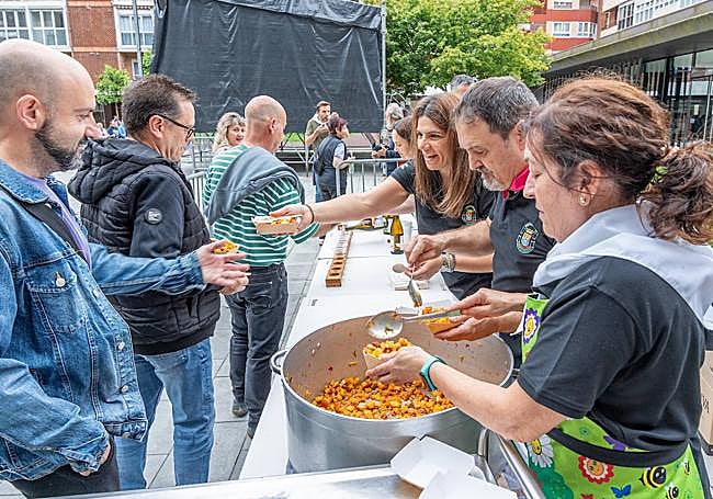 Los lasarte-oriotarras degustaron unas buenas migas extremeñas.