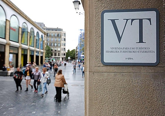 Distintivo de una vivienda turística en la Parte Vieja de Donostia