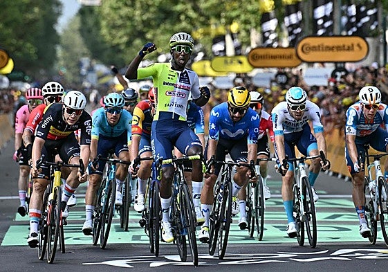 Biniam Girmay bate a De Lie y Gaviria en el sprint de Turín.
