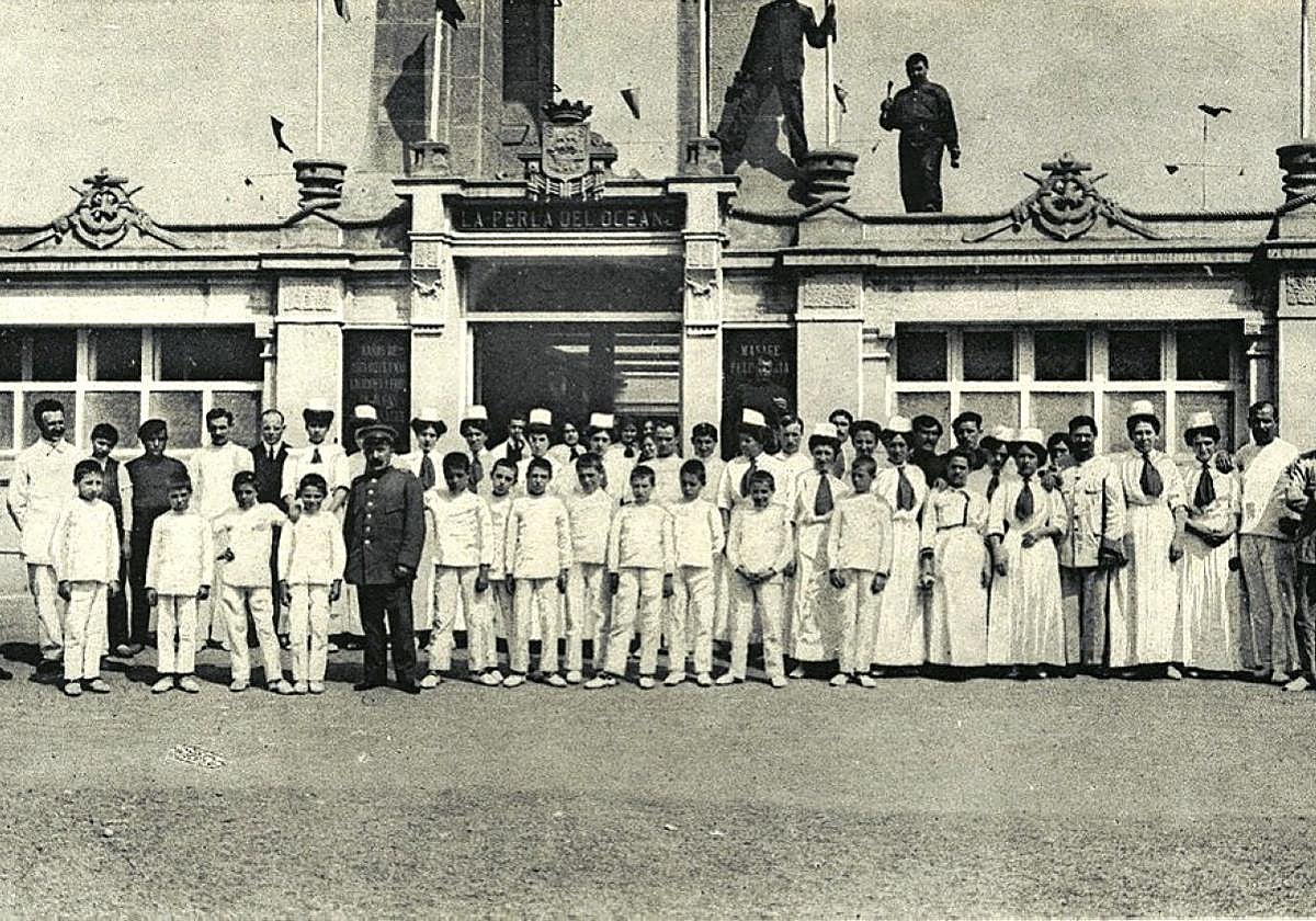 El personal era numeroso y todos los empleados iban vestidos de blanco.