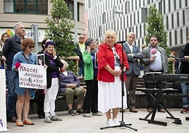Asun Casasola, la madre de Nagore Laffage, durante la concentración celebrada este lunes en la plaza del Vínculo de Pamplona en memoria de la joven irundarra.