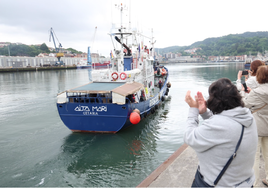 El 'Aita Mari' ha partido este lunes por la mañana desde el puerto de Pasaia.