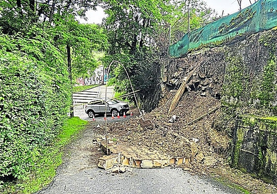 Esta es la cuesta por la que se accede al campo de fútbol de Herrera y que va a estar cerrada varios días mientras se recompone el talud.