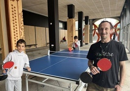 Joseba Boubeta, con su 'doble pala' de tenis de mesa en la presentación de este lunes en Zumarraga.