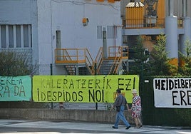 Carteles de protesta en la fábrica de Cementos Rezola de Añorga.