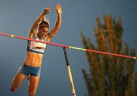 Campeona. Naroa Agirre rebasa el listón en 4,42 metros, en el Campeonato de España en Alcobendas en 2014.