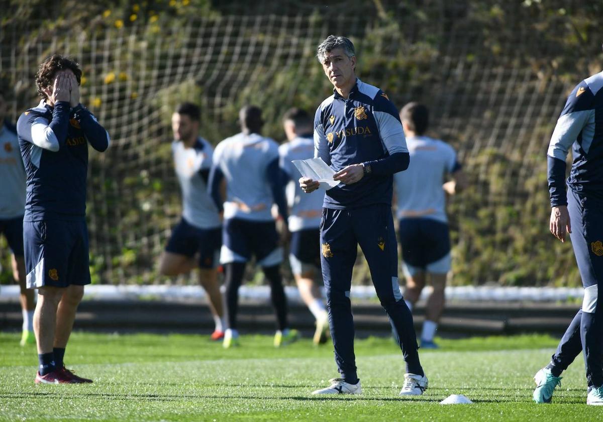 Imanol, con papeles en la mano, en un entrenamiento en Zubieta.