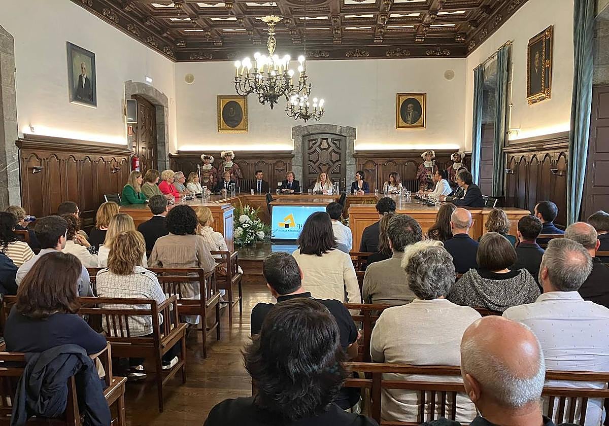El pleno itinerante se ha celebrado en el Ayuntamiento de Arrasate.