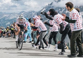 Tadej Pogacar, en pleno ataque tras soltar a Vingegaard en el Galibier.