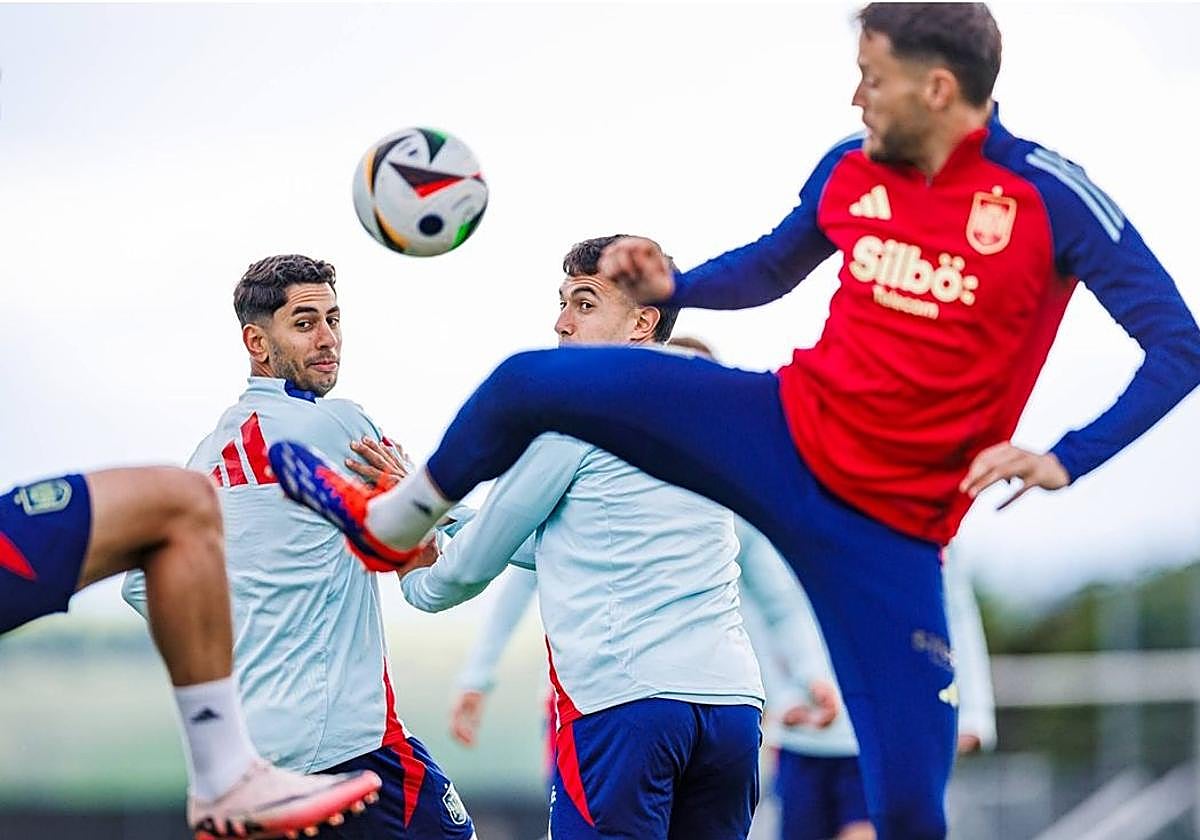 El rondo «del año» de la selección con Unai Simón y Zubimendi que hace sonreír a De la Fuente: «Esto es una plaza de toros»