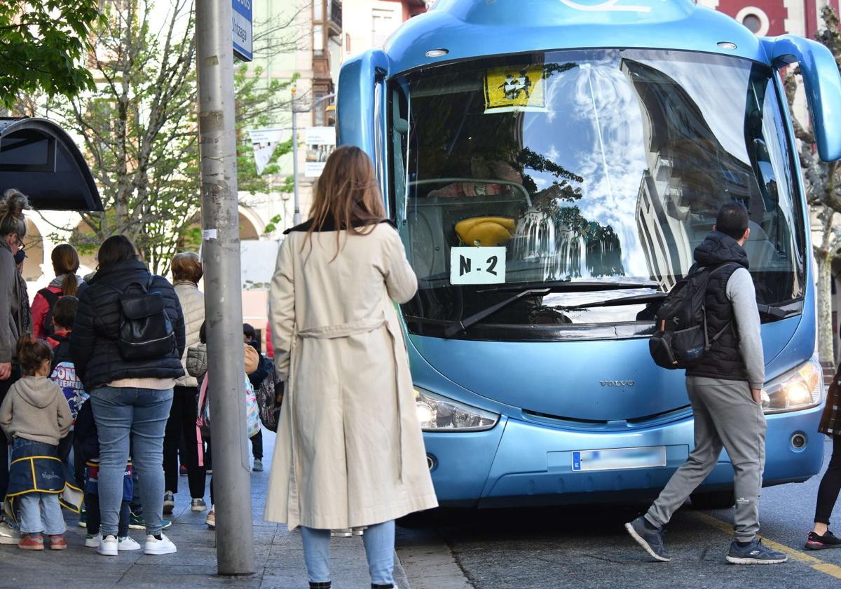 Un autobús escolar recoge a los alumnos de un colegio.