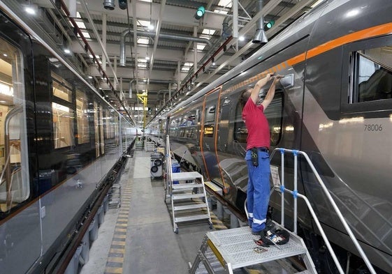 Trabajador de CAF en la construcción de trenes en la planta de Beasain