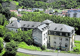 El edificio okupado de Martutene lleva en desuso desde 2003.