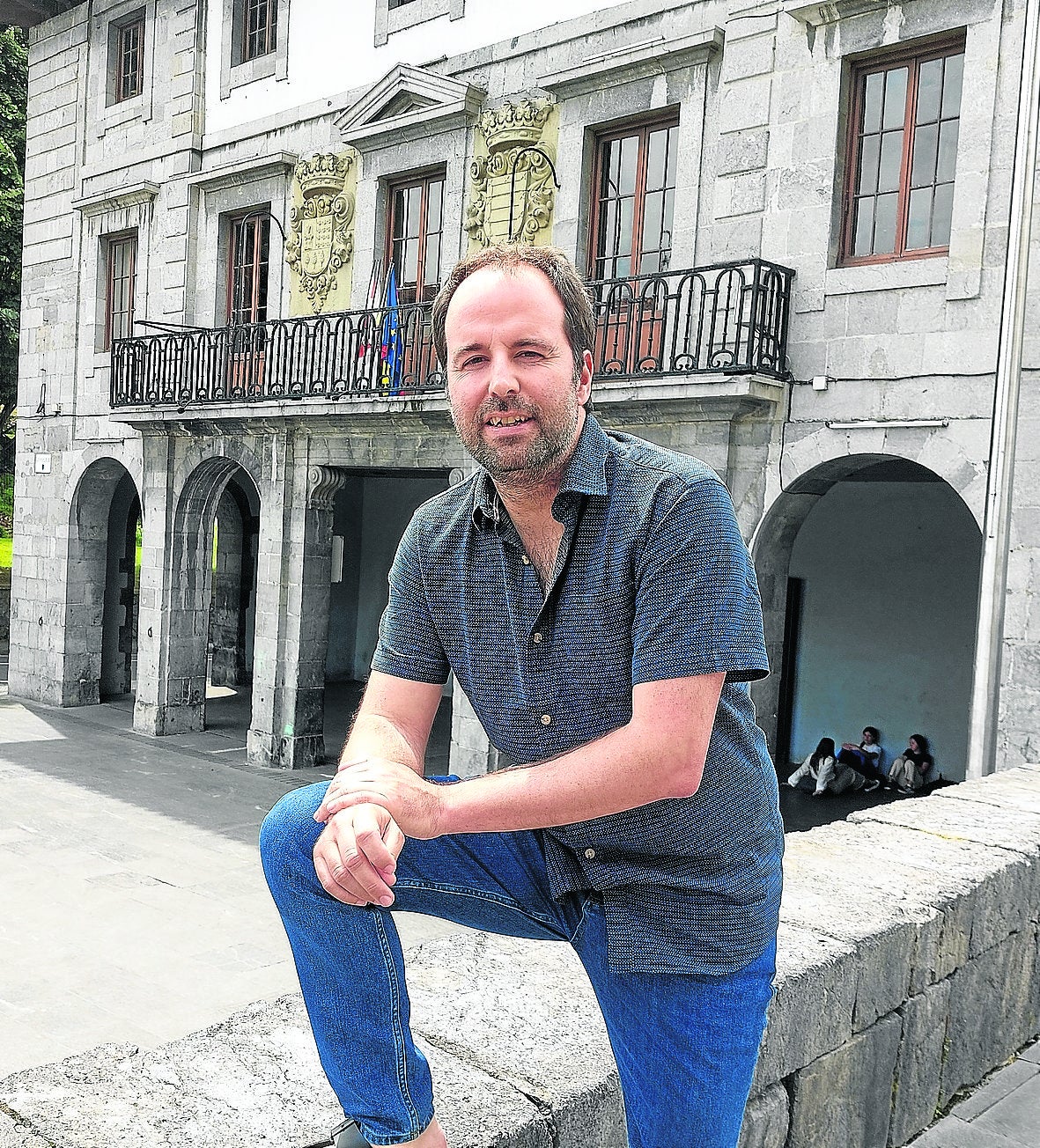 El alcalde Andoni Álvarez (EH Bildu), junto al Ayuntamiento.