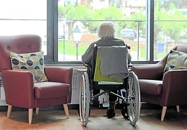Una usuaria mira por la ventana en una residencia de mayores de Usurbil.