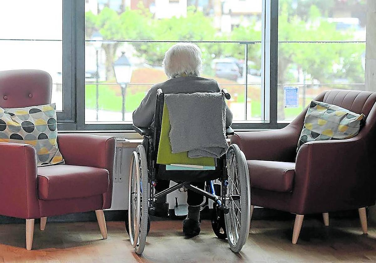 Una usuaria mira por la ventana en una residencia de mayores de Usurbil.