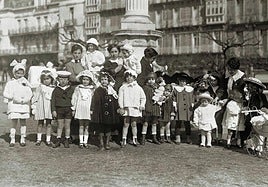 Ambiente en la plaza de Cervantes en 1916.