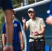 Xabi Alonso da instrucciones a uno de los jugadores del Zuatzu.
