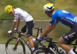 Juan Ayuso y Oier Lazkano se miran durante la escapada «de broma» que han protagonizado al inicio de la quinta etapa del Tour.