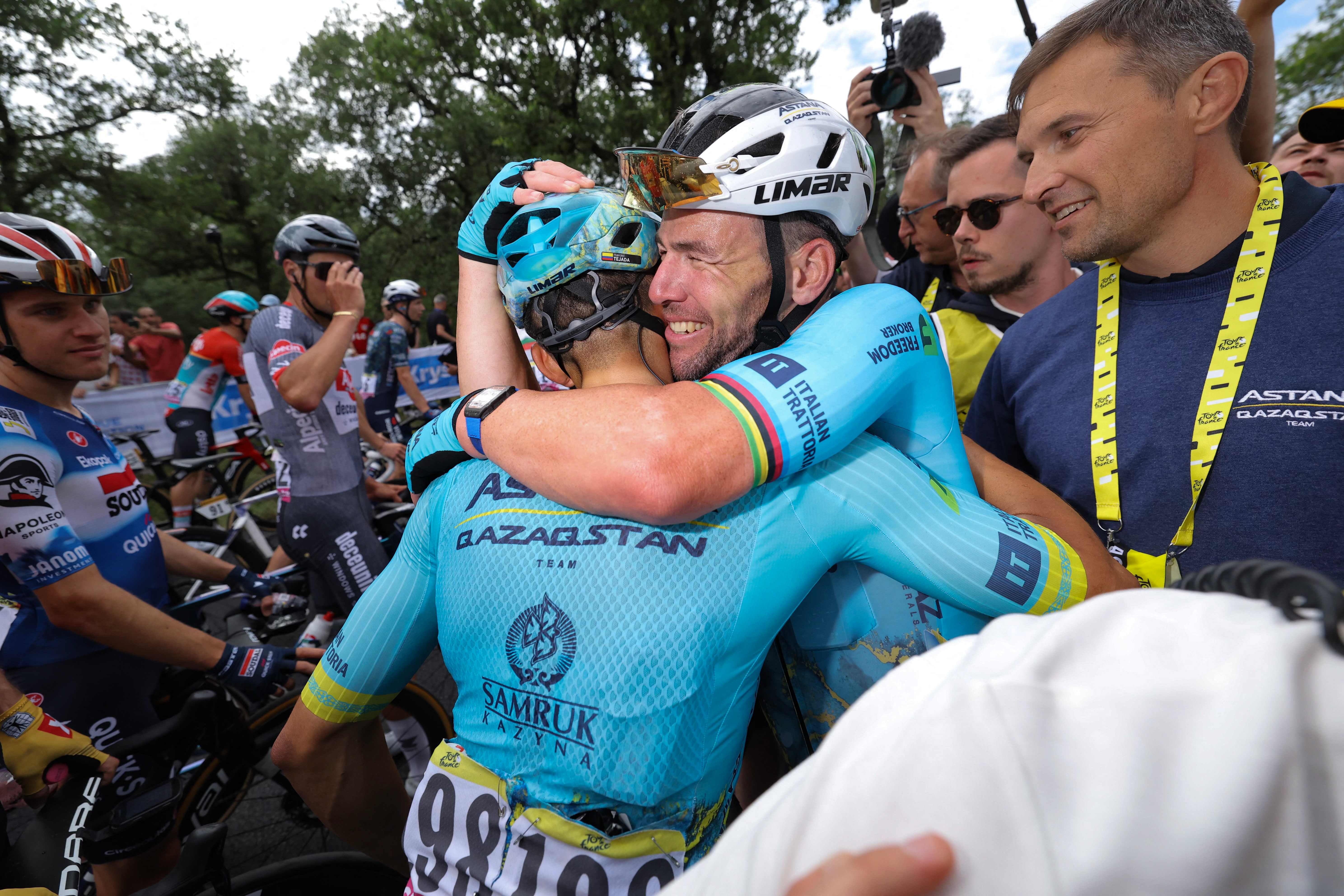 Cavendish celebra el triunfo con si equipo.