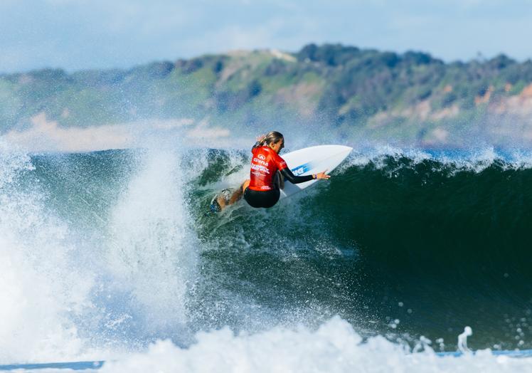 Nadia Erostabe surfeo una ola en un campeonato de Sidney disputado en las costa de New South Wles.