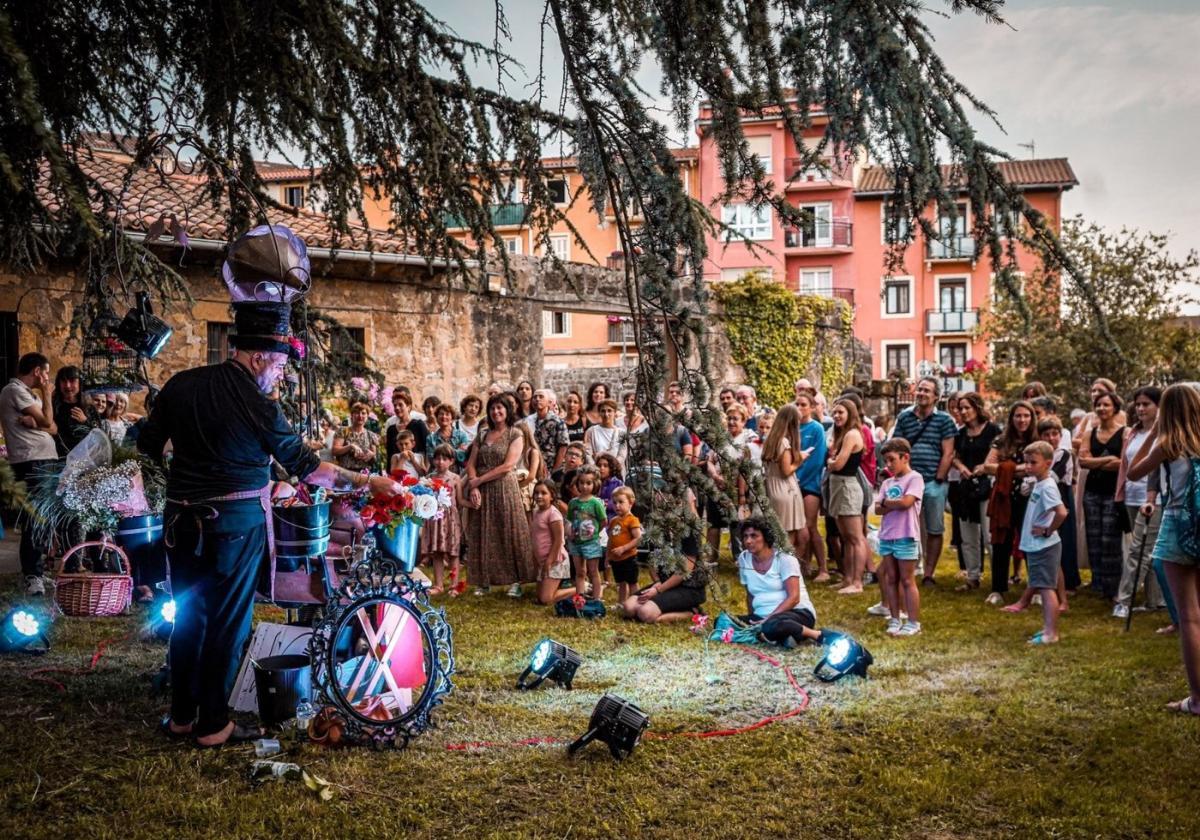 El teatro callejero, la danza, el circo y demás disciplinas tomarán las calles de Zarautz durante estos días.