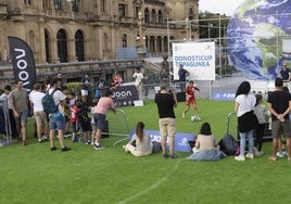 Una niña se dispone a lanzar en la nueva fan zone ubicada en Alderdi Eder ante la mirada de los allí presentes.