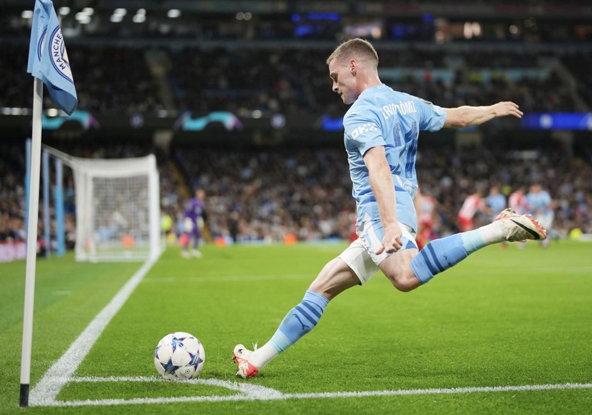 Saque de esquina de Sergio Gómez jugando para el Manchester City