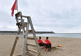 La playa de Santiago de Zumaia, en una ocasión anterior, con la bandera roja colocada.