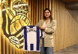 Violeta Quiles posa con su nueva camiseta en Anoeta