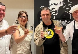 El chef Xabier Zabaleta, Agurtzane Laboa, hija de Mikel Laboa, el diseñador Iñigo Urdapilleta e Iker Zabaleta, también chef del restaurante Aratz, con los vasos con la imagen del cantautor.