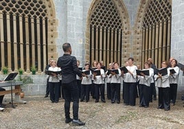 La coral Aitzuri durante una actuación en el claustro de Deba.