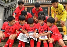 Varios niños del club coreano miran en el DV la fotografía en la que son los auténticos protagonistas.