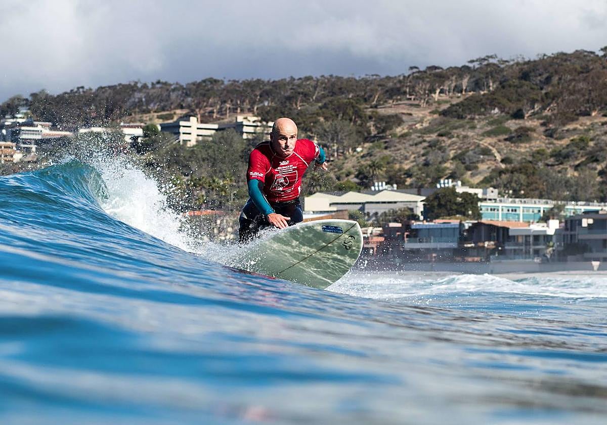 Aitor Francesena, sobre una ola.