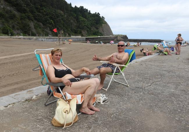 A Antonia y Manuel, debarras, les gusta la playa de Ondarbeltz de Mutriku por su tranquilidad.