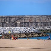 Turistas en Zumaia: «La bandera roja de ayer nos pilló por sorpresa, así que aprovecharemos hoy para bañarnos»