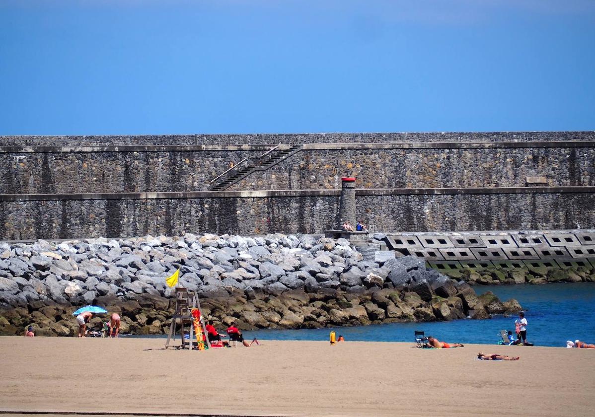 La bandera amarilla ondea este viernes en la playa de Santiago en Zumaia