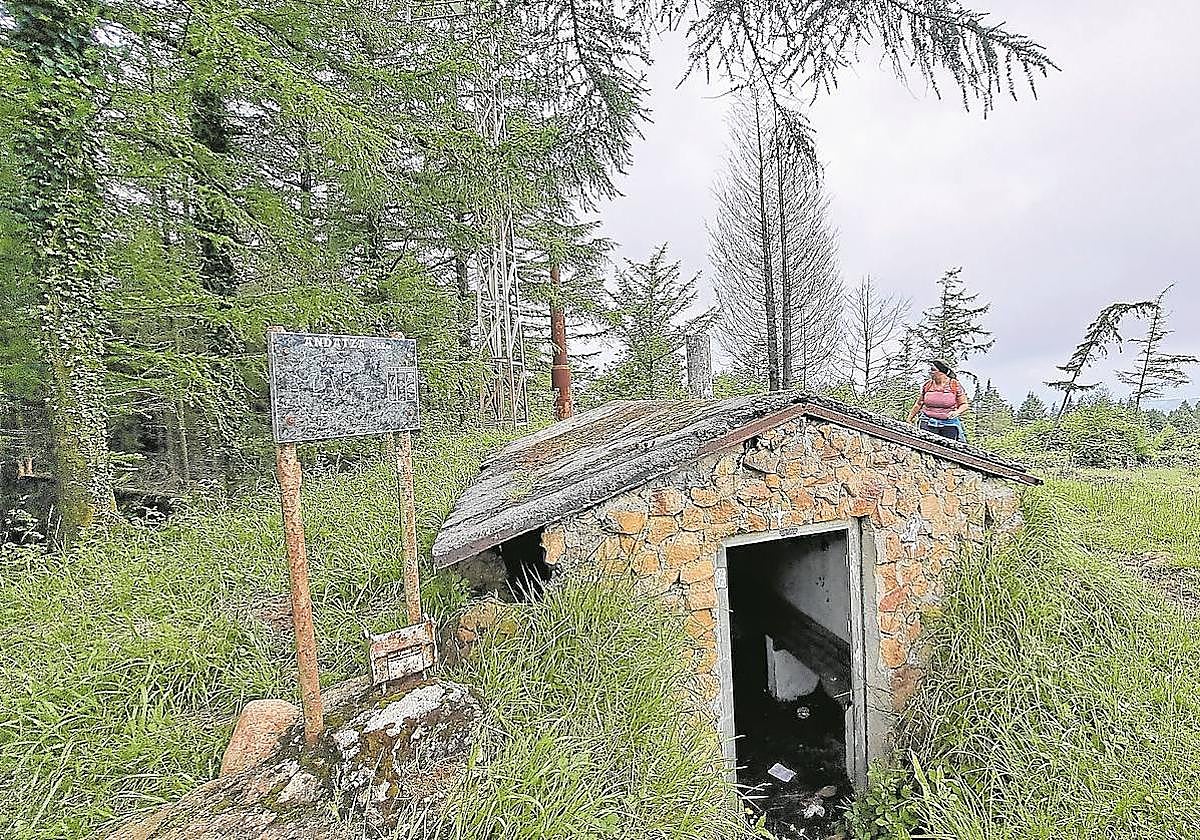 La borda, el buzón, la antena y el punto geodésico sitúan la cima de Andatza, con vistas al mar.