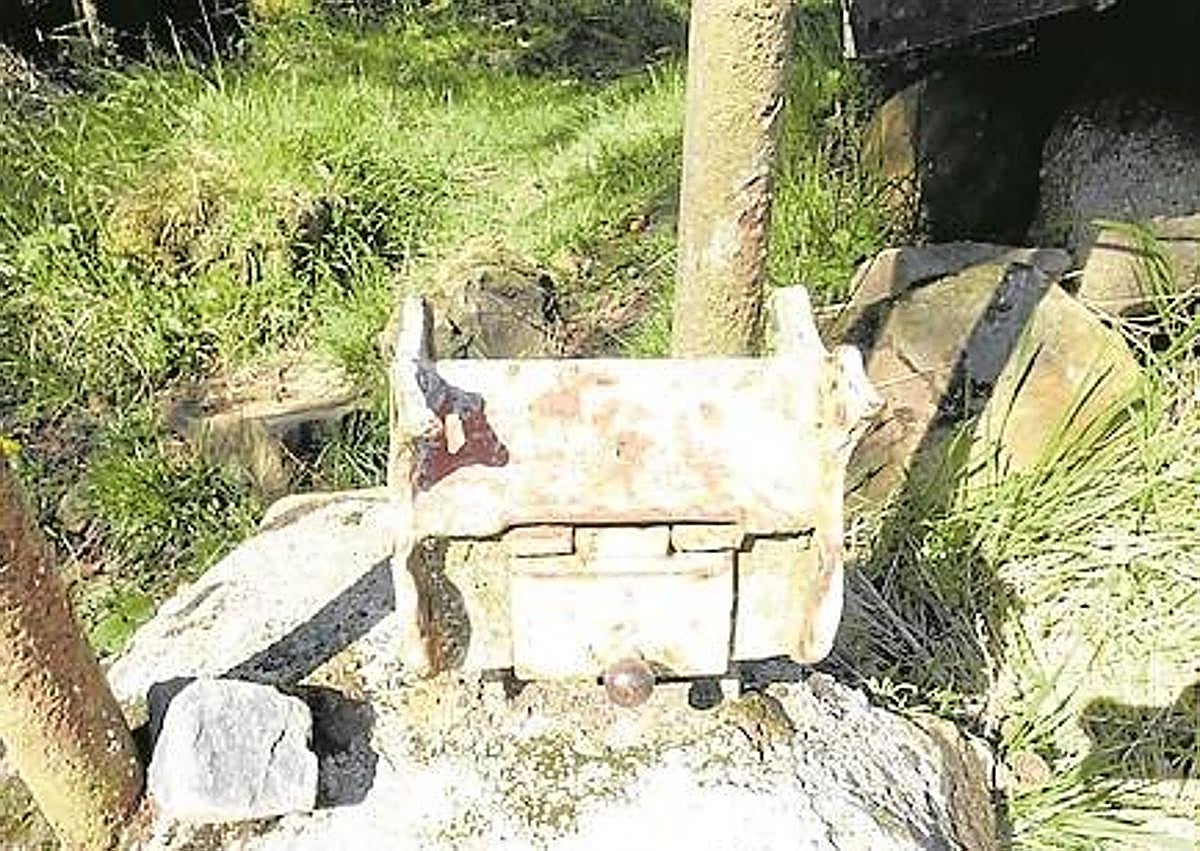 Imagen secundaria 1 - Arriba, uno de los paneles informativos colocados por la asociación de la memoria usurbildarra. Buzón.