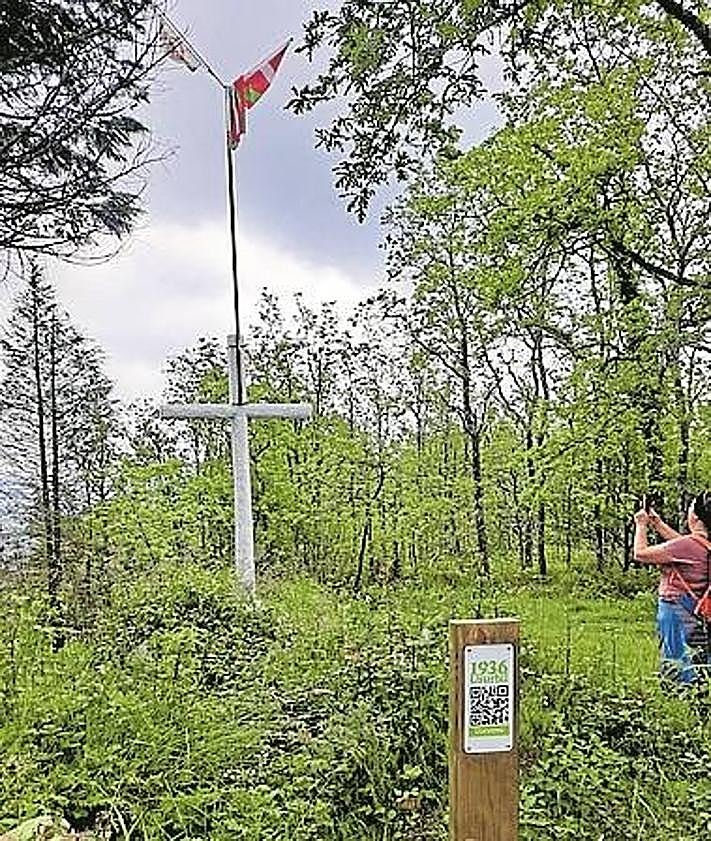 Imagen secundaria 2 - Arriba, uno de los paneles informativos colocados por la asociación de la memoria usurbildarra. Buzón.