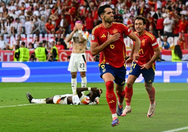 Mikel Merino celebra su gol con Oyarzabal a su espalda.