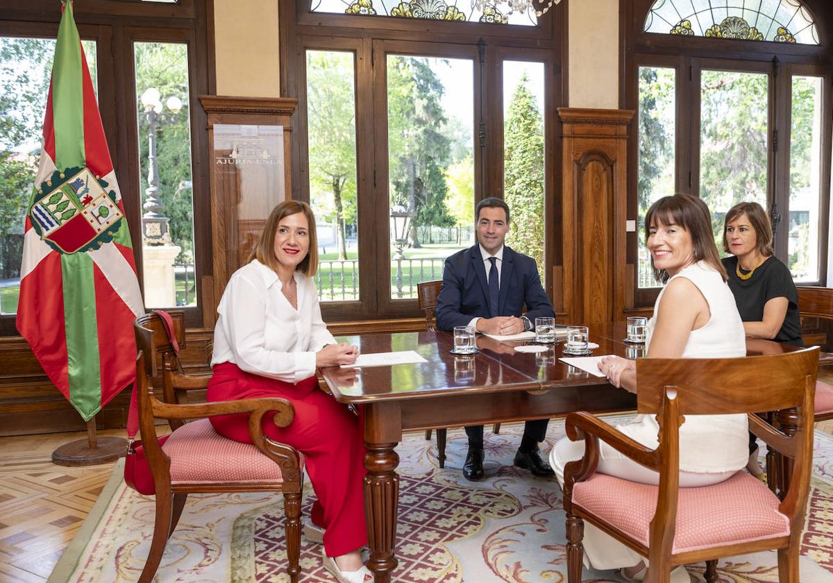 Imanol Pradales, en su primera reunión con Eudel como lehendakari.