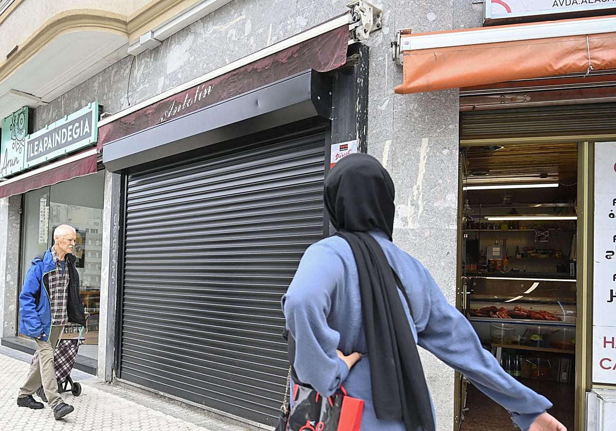 Herrera. La tienda Antolín, ahora protegida por una verja de seguridad y una alarma, fue desalojada en mayo.