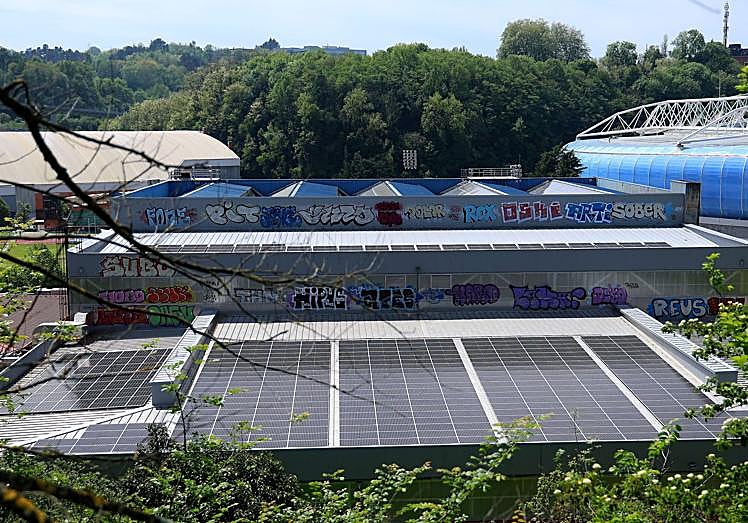 El complejo Paco Yoldi cuenta con placas solares en el techo.