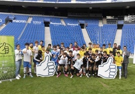 Los jugadores de ambos equipos posan antes del partido para mostrar su compromiso con el respeto en el deporte.