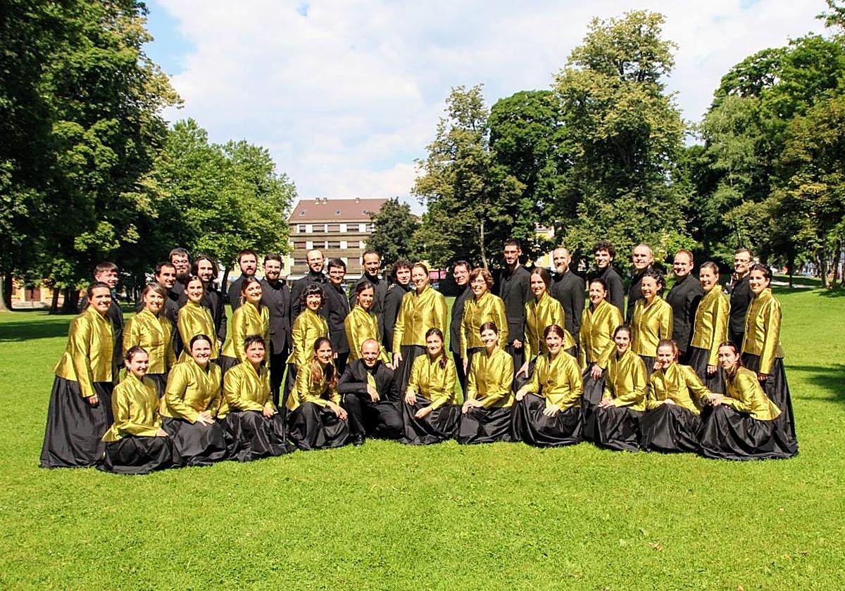 Los miembros de Landarbaso Abesbatza, con su director Iñaki Tolaretxipi, en Spittal an der Drau.