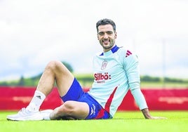 Mikel Merino posa tras un entrenamiento de España en las instalaciones del SV Aasen.