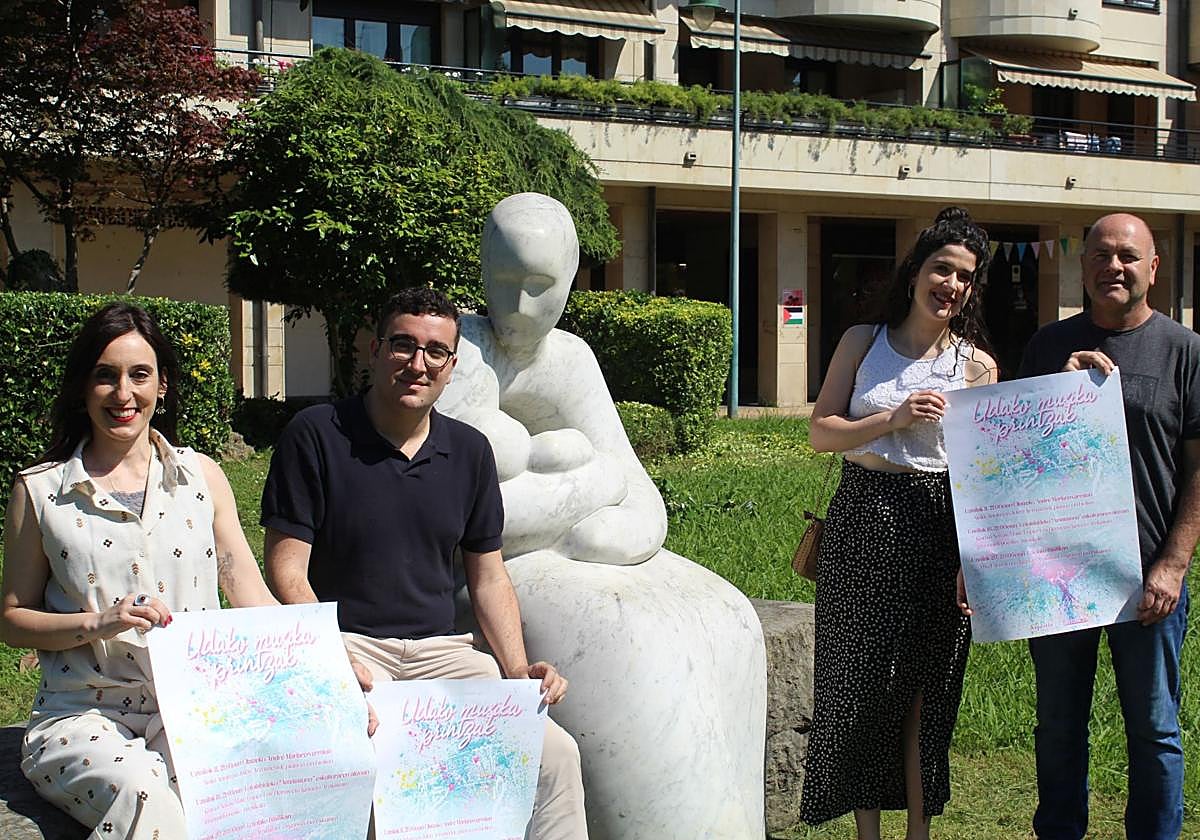 Lopez Las Heras, Arakistain, Artola eta Larrañaga, aurkezpenean 'Amatasunaren' eskultura ondoan.